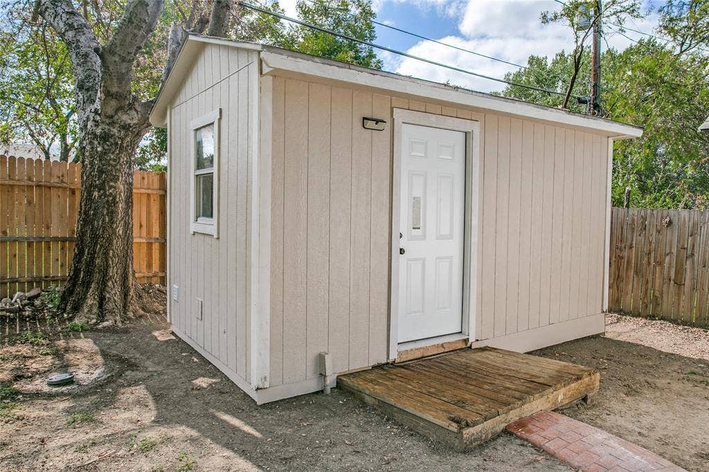 7413 Davenport Avenue, Fort Worth, TX 76116
