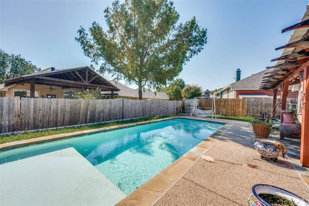 12 Laura Elizabeth Court, Mansfield, TX 76063