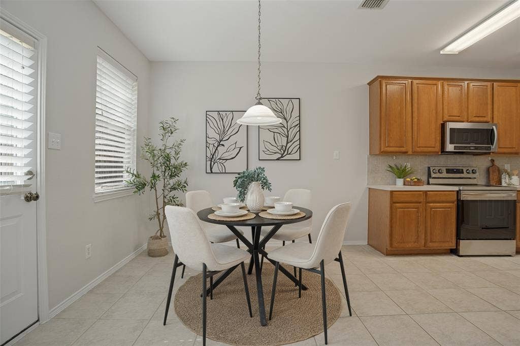 Additional breakfast nook view adjoining the kitchen