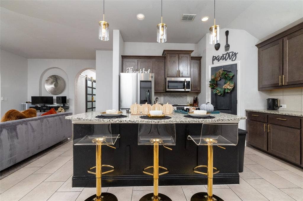 1020 Longbow Drive, Godley, TX 76044