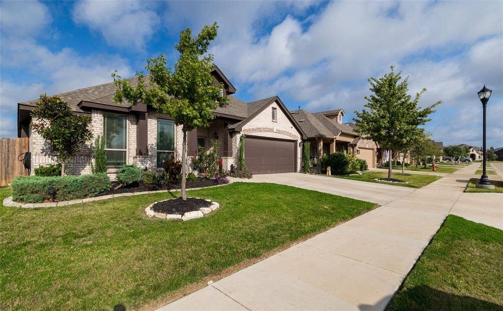1020 Longbow Drive, Godley, TX 76044