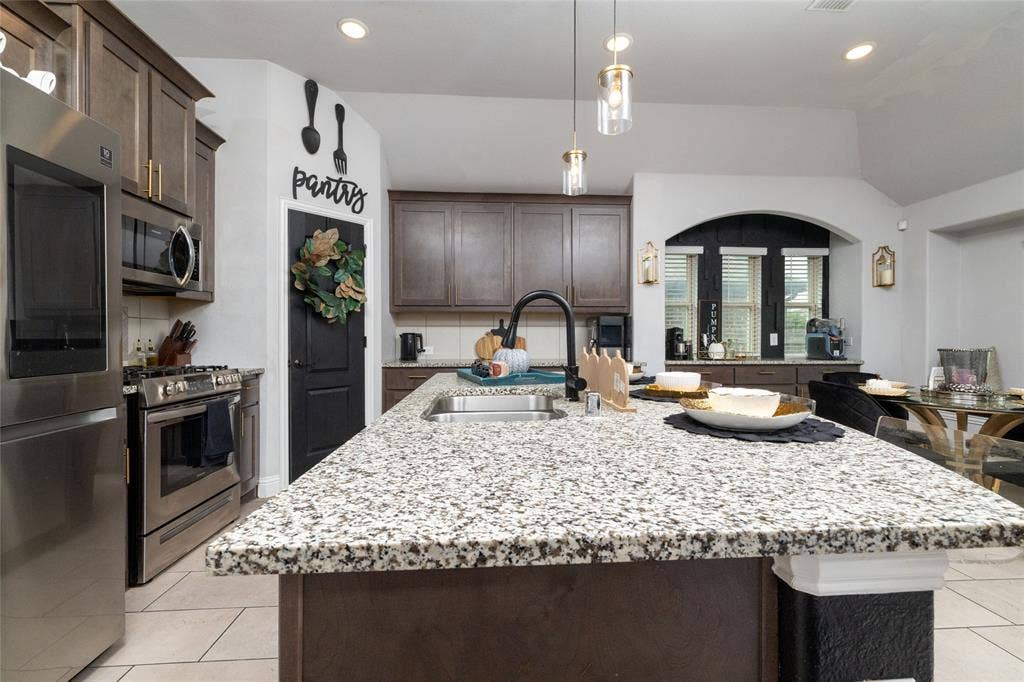 1020 Longbow Drive, Godley, TX 76044