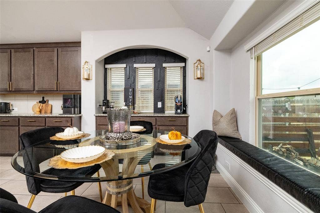 1020 Longbow Drive, Godley, TX 76044