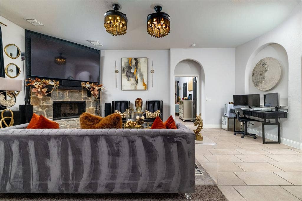 1020 Longbow Drive, Godley, TX 76044