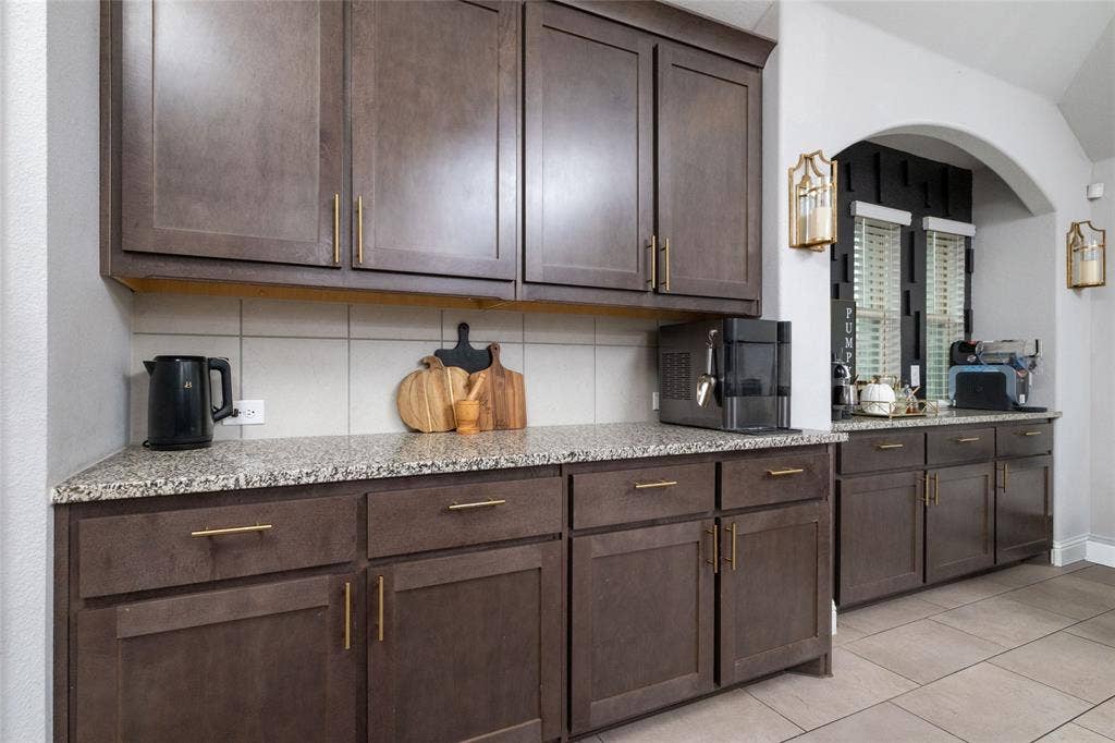 1020 Longbow Drive, Godley, TX 76044