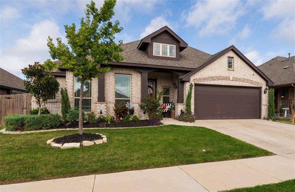 1020 Longbow Drive, Godley, TX 76044