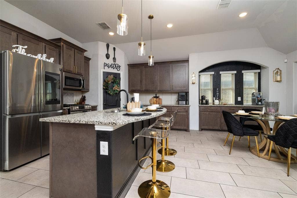 1020 Longbow Drive, Godley, TX 76044