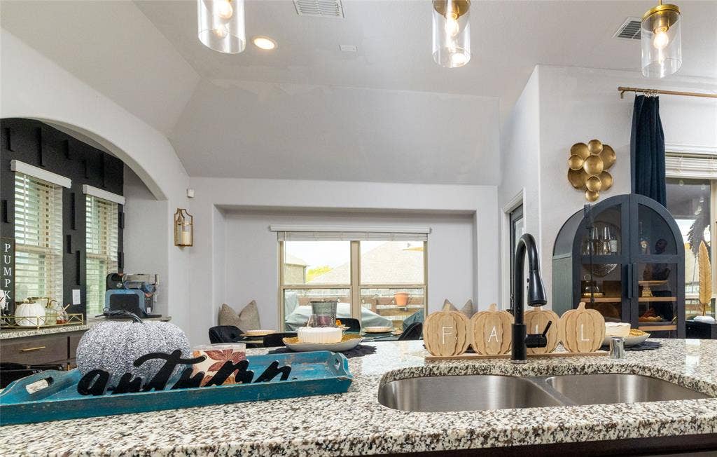 1020 Longbow Drive, Godley, TX 76044