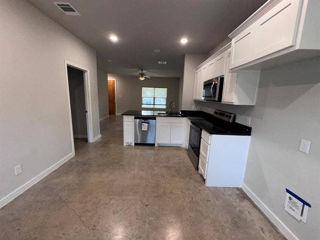 207 S Washington Street, Cleburne, TX 76031