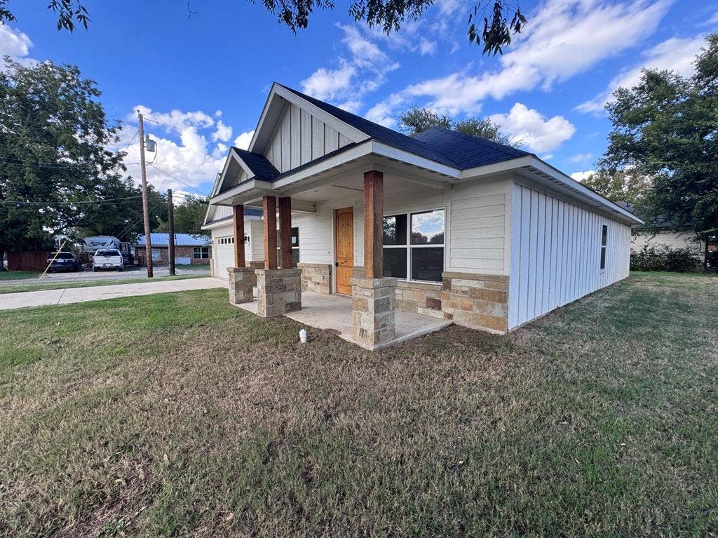 207 S Washington Street, Cleburne, TX 76031