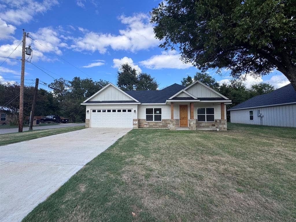 207 S Washington Street, Cleburne, TX 76031