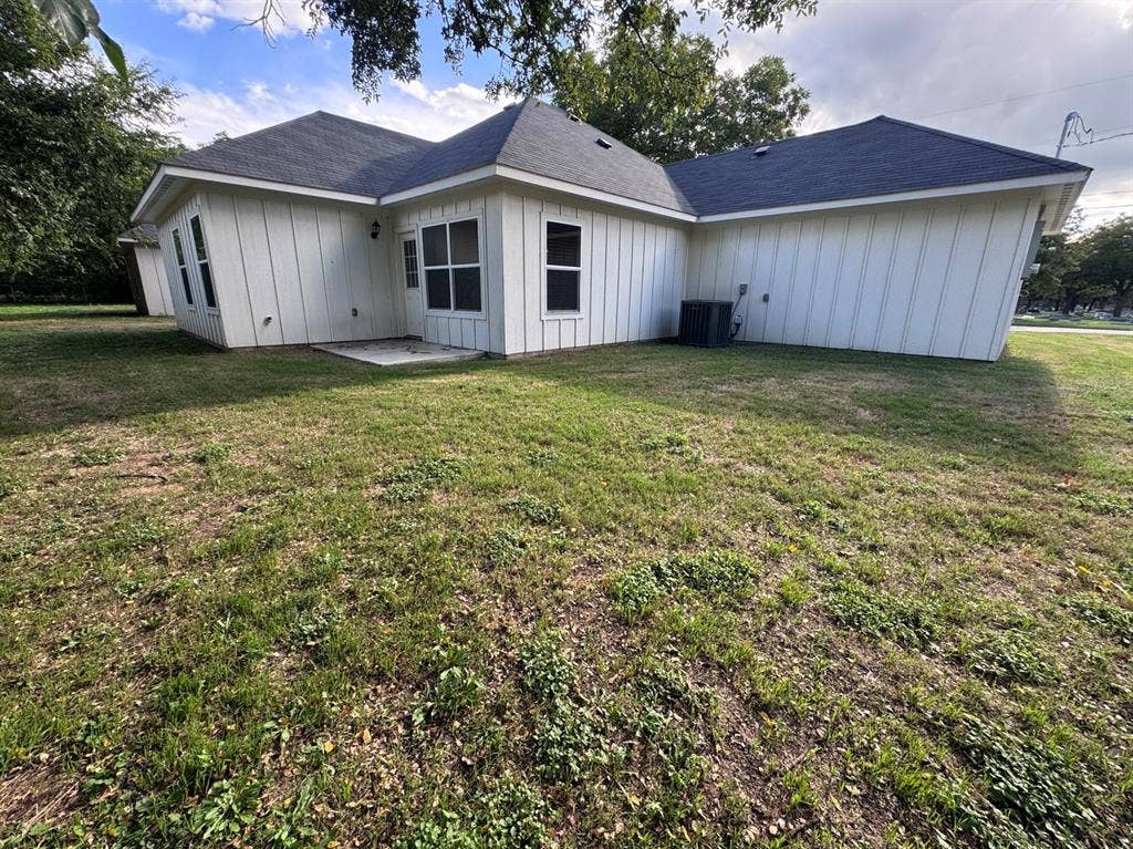 207 S Washington Street, Cleburne, TX 76031