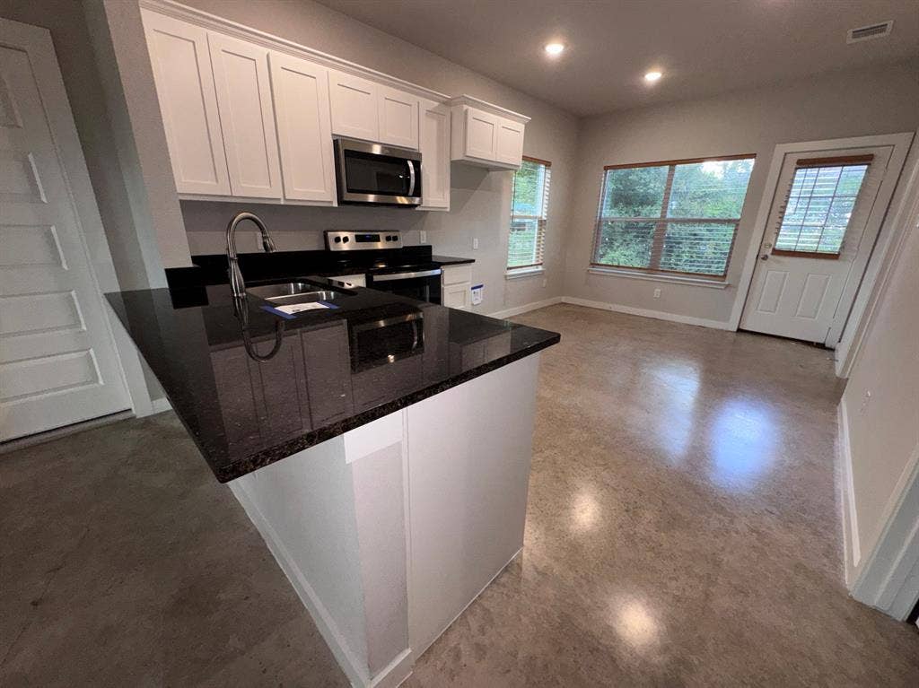 207 S Washington Street, Cleburne, TX 76031