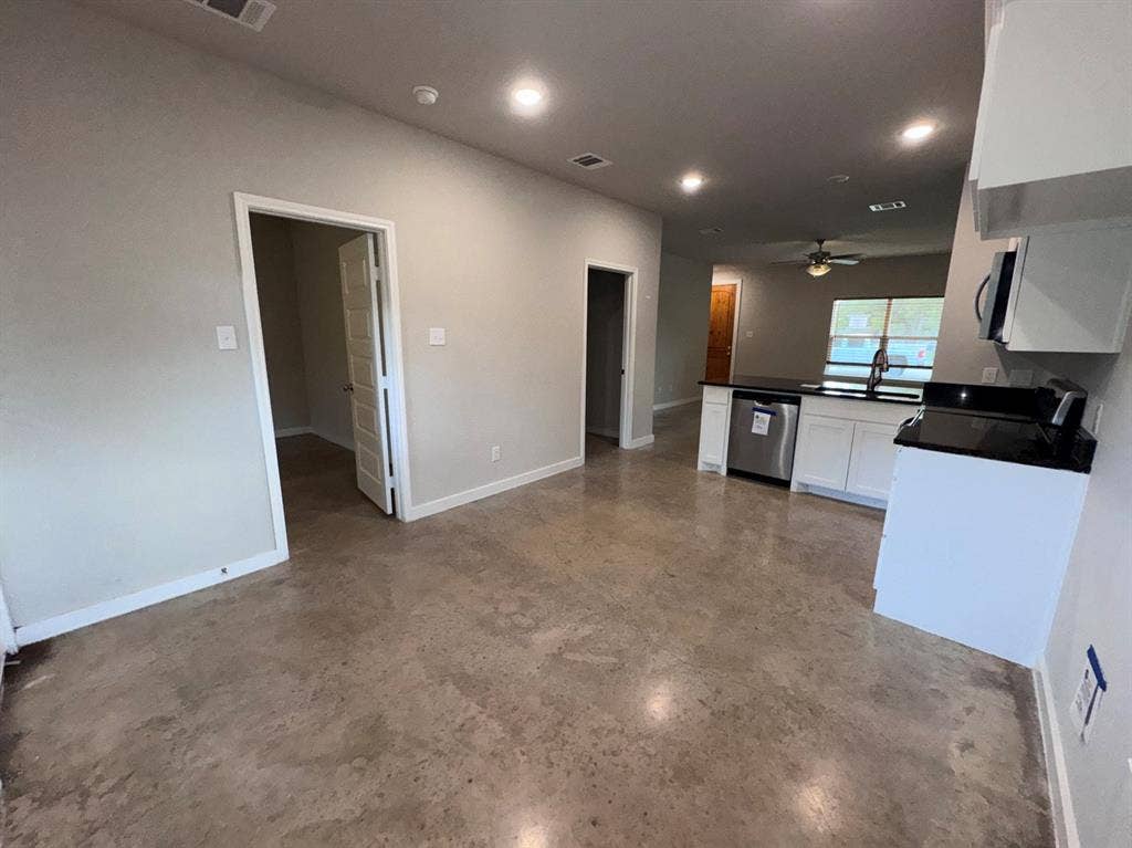 207 S Washington Street, Cleburne, TX 76031