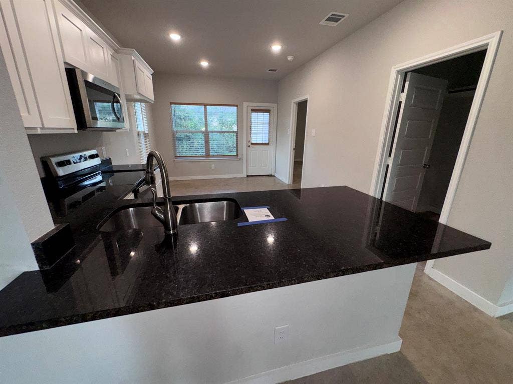 207 S Washington Street, Cleburne, TX 76031