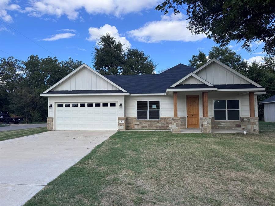 Property photo for 207 S Washington Street, Cleburne, TX