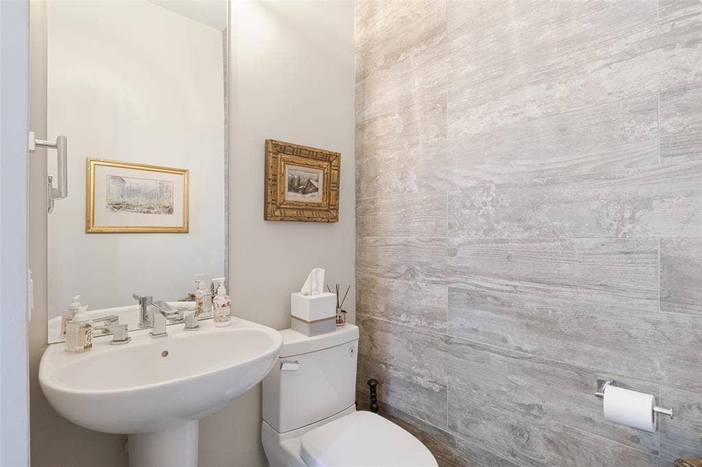 7265 Inwood Road, Dallas, TX 75209 Powder bath