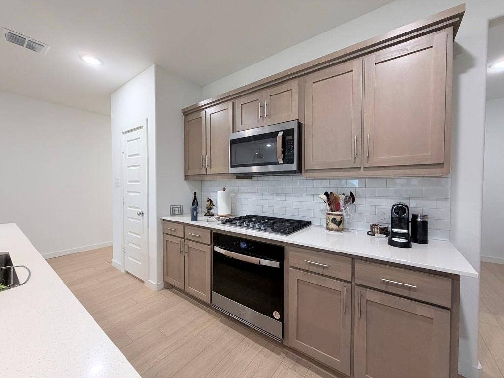 670 Parkside Drive, Lavon, TX 75166 670 Parkside Drive, Lavon, TX 75166
