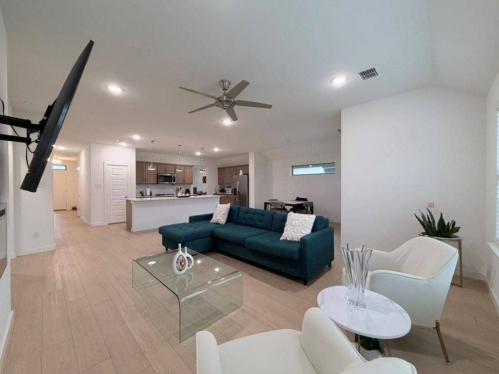 670 Parkside Drive, Lavon, TX 75166 670 Parkside Drive, Lavon, TX 75166