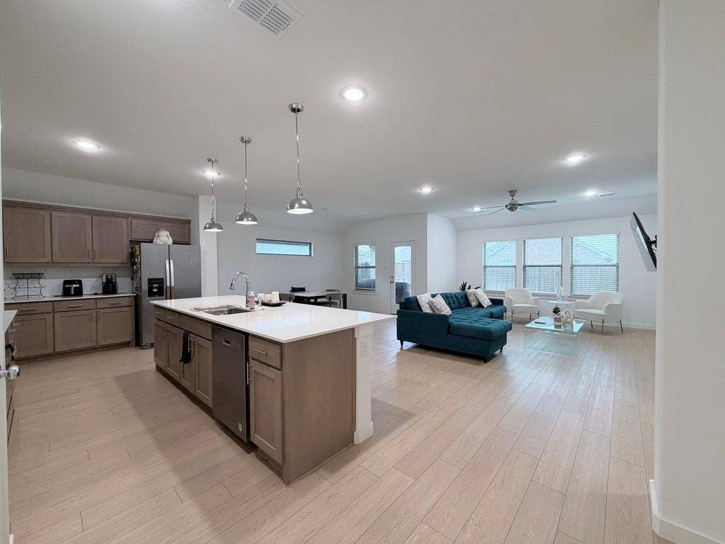 670 Parkside Drive, Lavon, TX 75166 670 Parkside Drive, Lavon, TX 75166