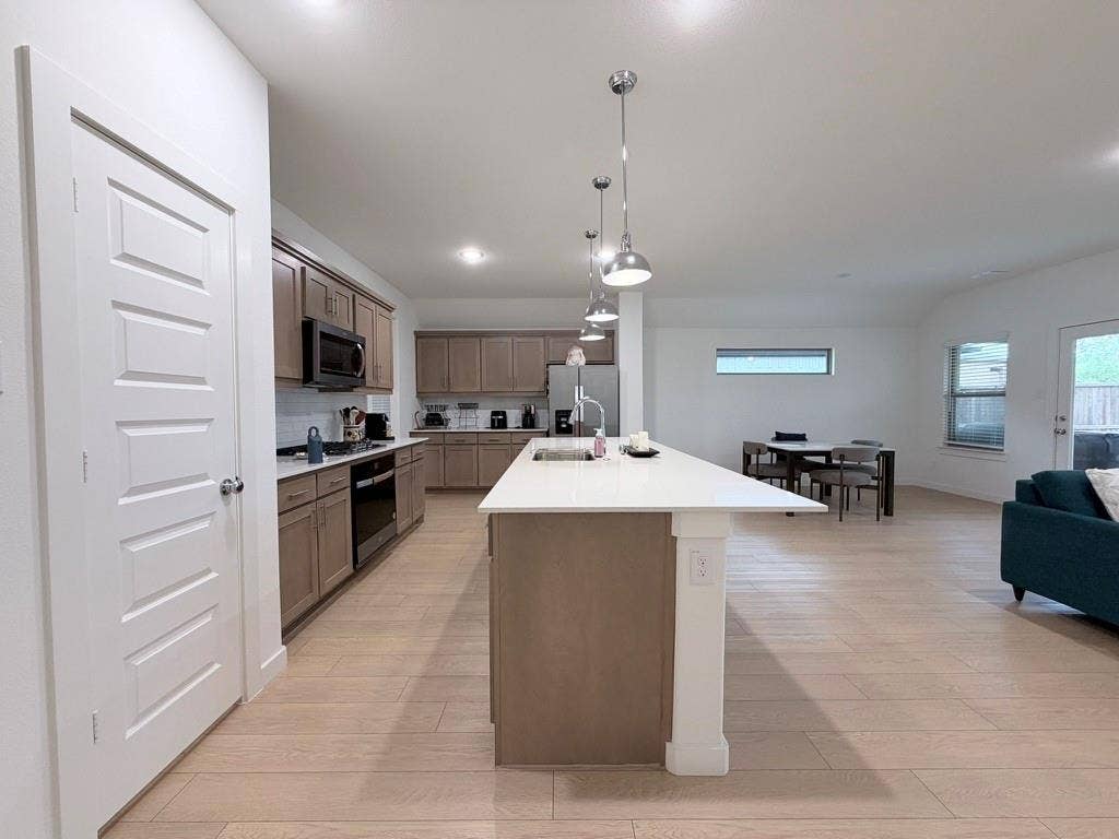 670 Parkside Drive, Lavon, TX 75166 670 Parkside Drive, Lavon, TX 75166