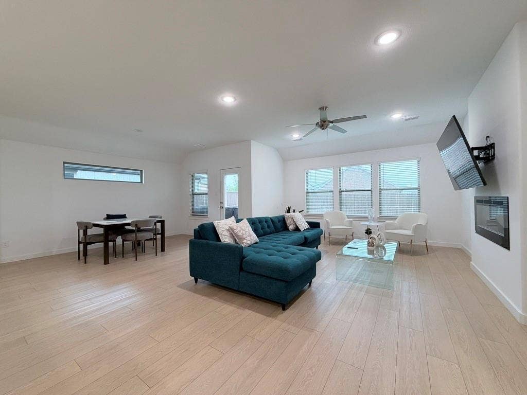 670 Parkside Drive, Lavon, TX 75166 670 Parkside Drive, Lavon, TX 75166