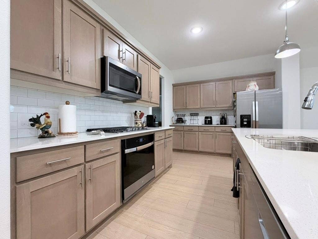 670 Parkside Drive, Lavon, TX 75166 670 Parkside Drive, Lavon, TX 75166