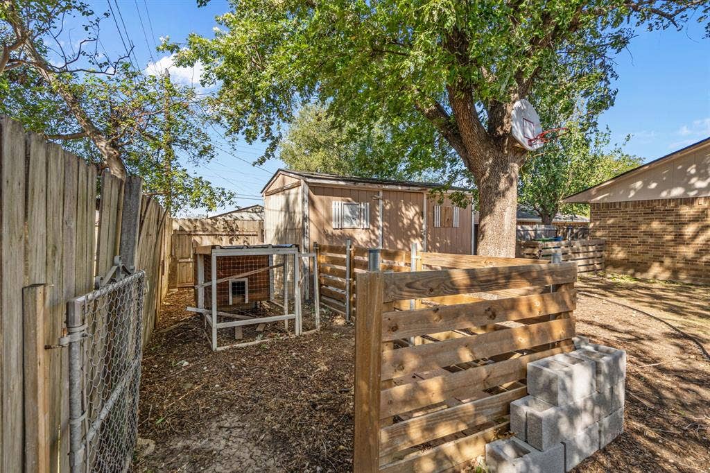 102 Allen Drive, Sanger, TX 76266