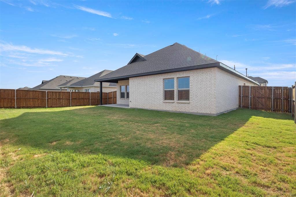 2113 Maple Ridge Drive, Van Alstyne, TX 75495