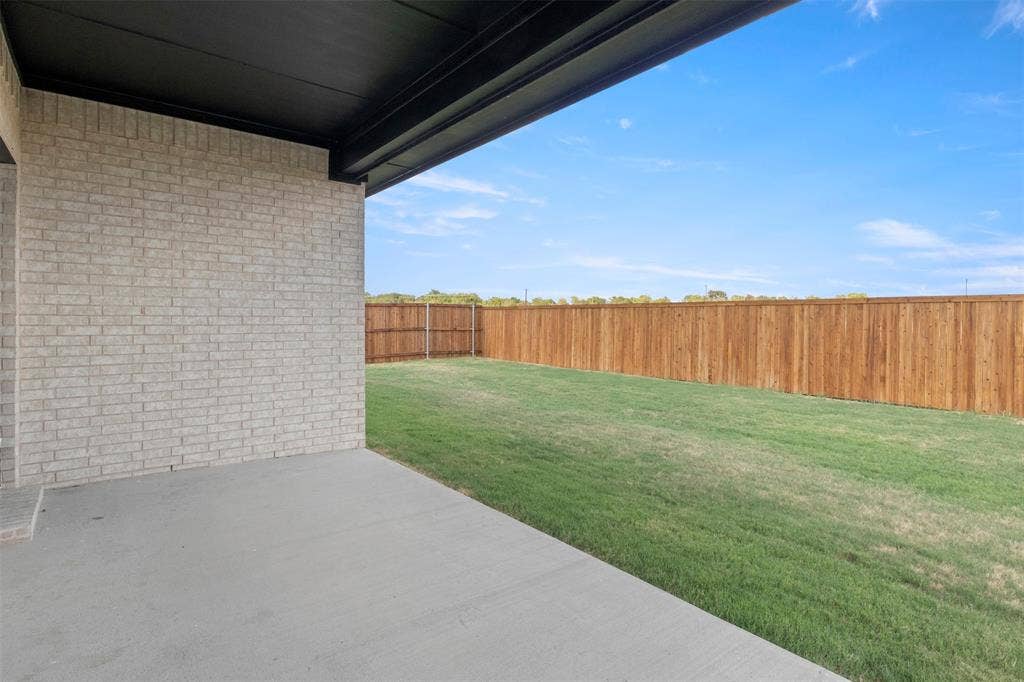 2113 Maple Ridge Drive, Van Alstyne, TX 75495