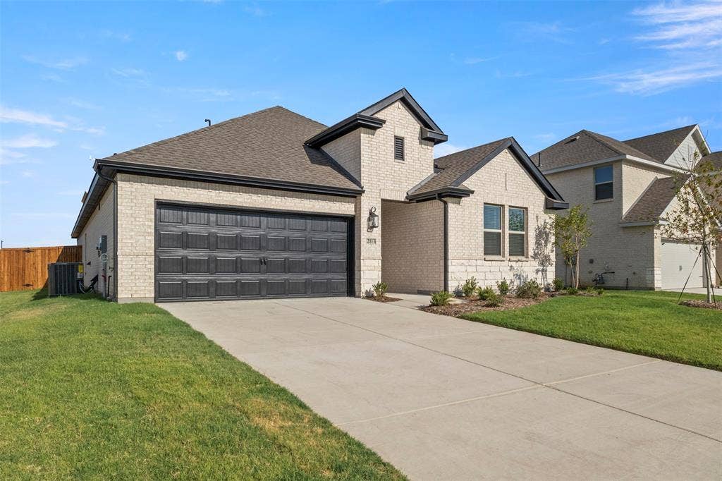 2113 Maple Ridge Drive, Van Alstyne, TX 75495