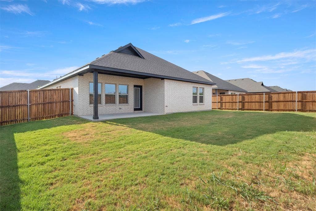 2113 Maple Ridge Drive, Van Alstyne, TX 75495