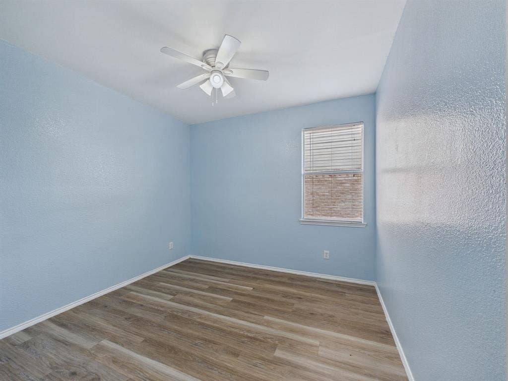 12652 Oakwood Circle, Fort Worth, TX 76040 Room featuring wood-finish flooring, a ceiling fan with integrated lighting, and a window with blinds