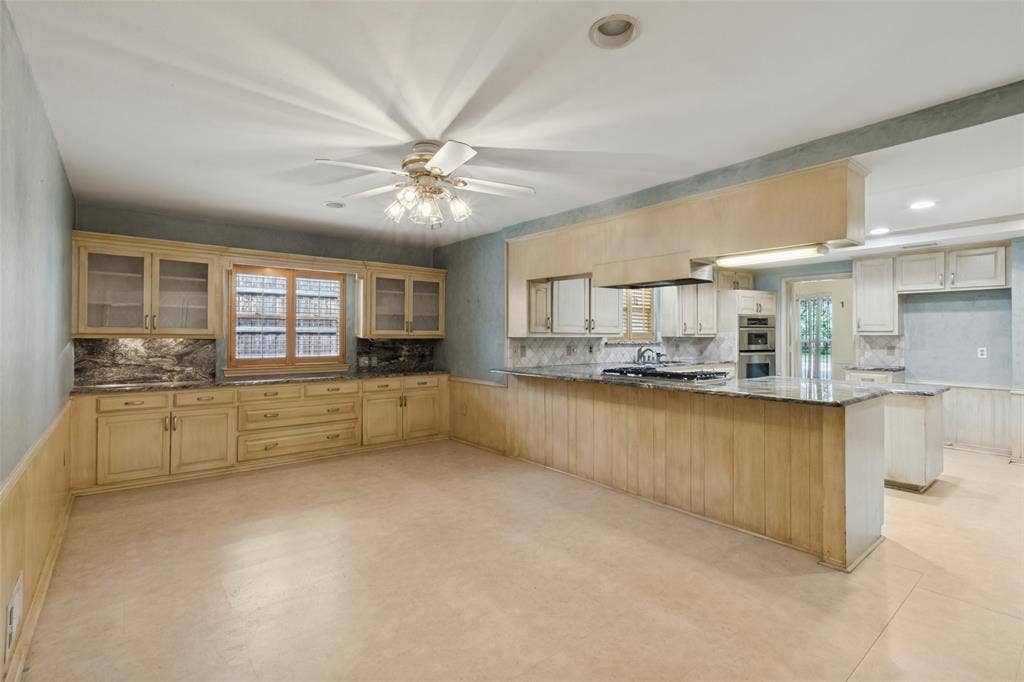 6936 Wildglen Drive, Dallas, TX 75230 Huge breakfast area with breakfast bar and built-ins