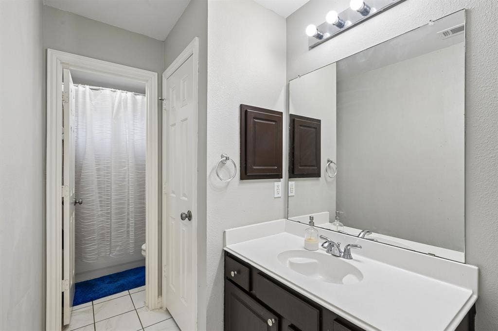 10005 Fairway Vista Drive, Rowlett, TX 75089 Jack and Jill Bathroom