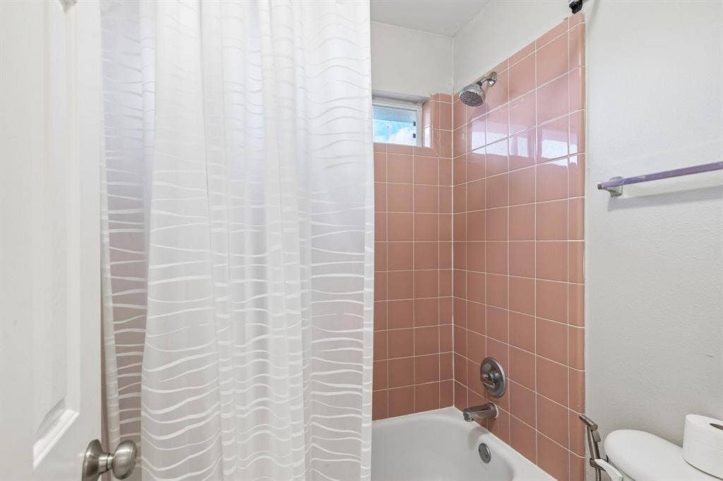 10005 Fairway Vista Drive, Rowlett, TX 75089 Jack and Jill Bathroom