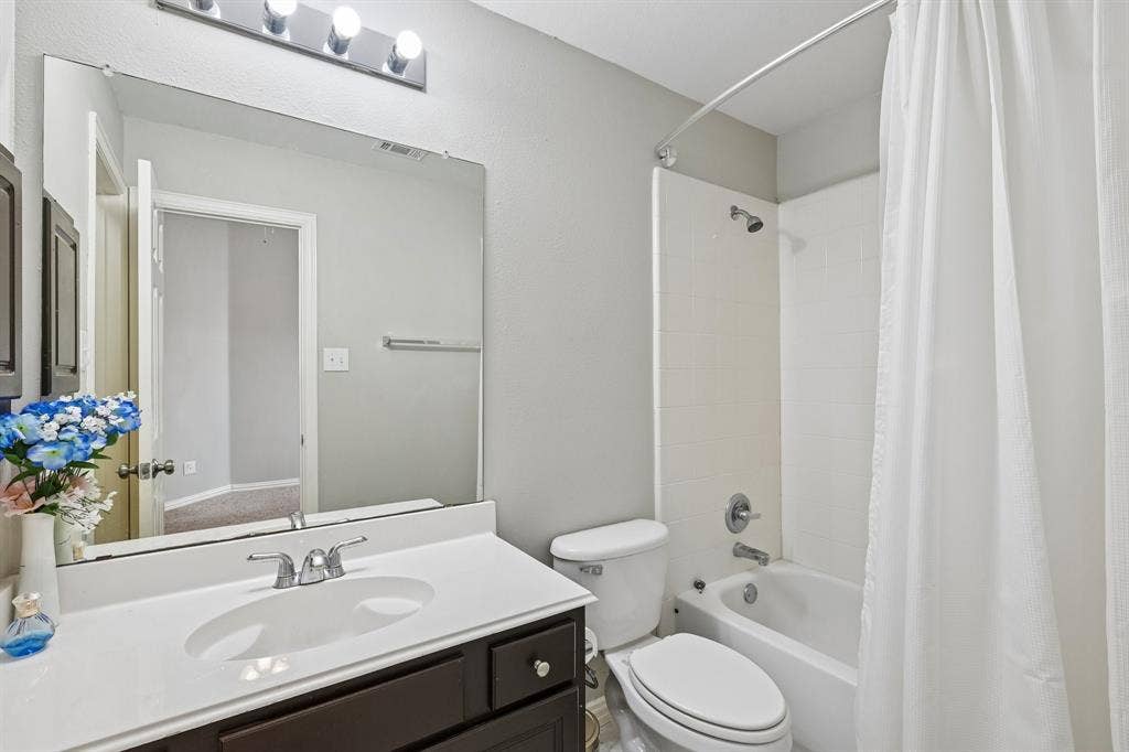 10005 Fairway Vista Drive, Rowlett, TX 75089 Ensuite Bathroom