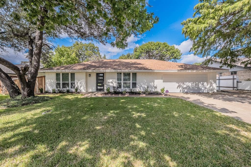728 Glenhaven Drive, Hurst, TX 76054