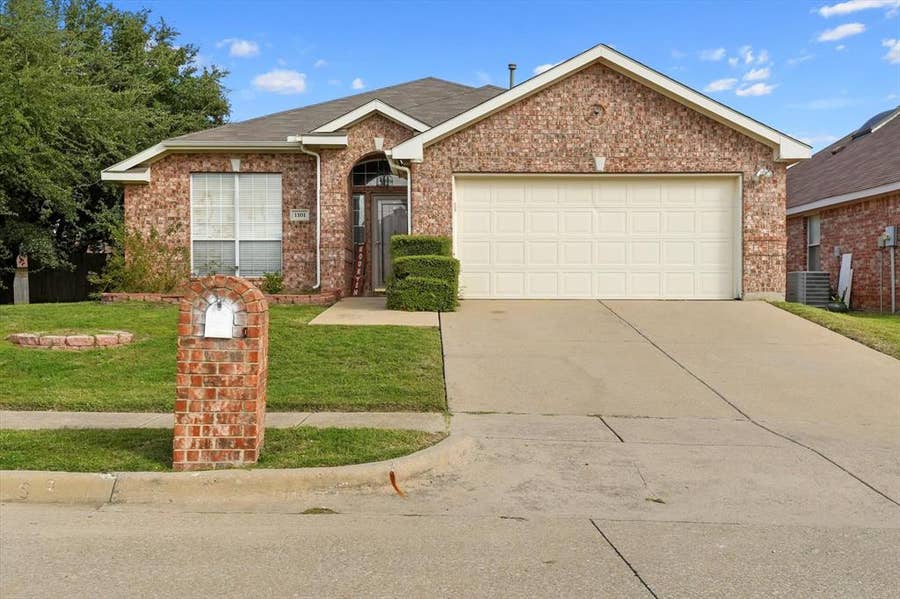 Property photo for 1101 Bellcrest Drive, Arlington, TX