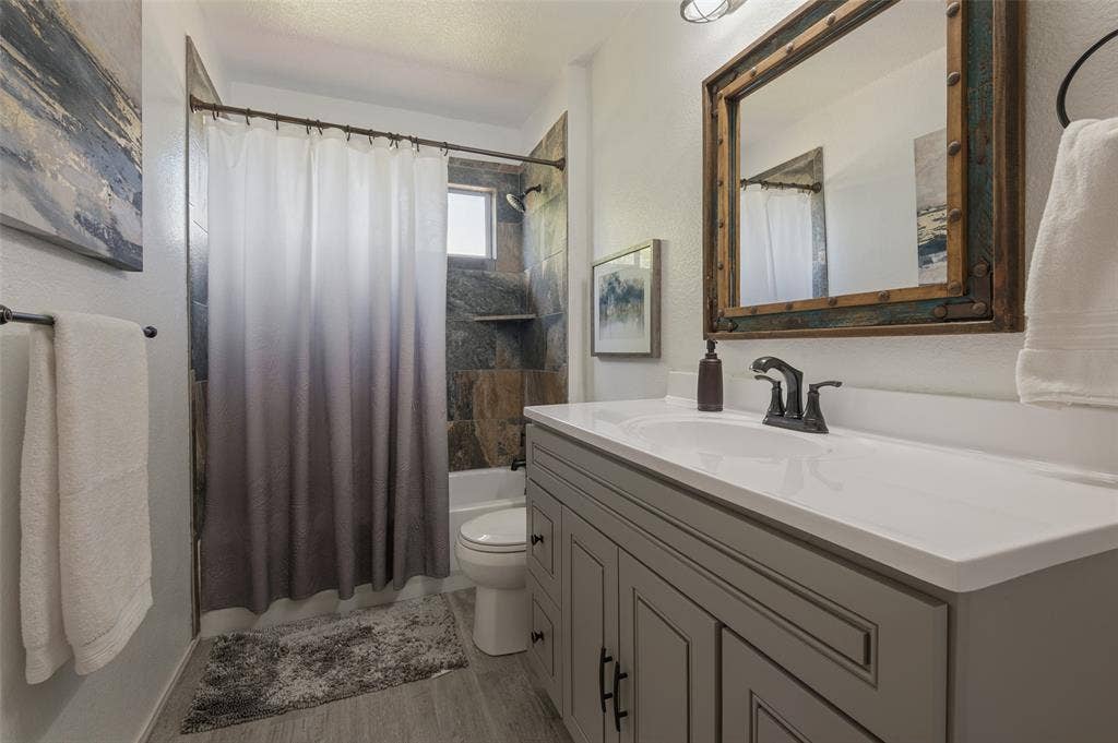 Upstairs full bath.