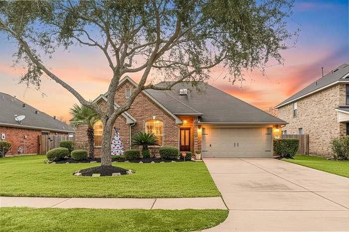 Property photo for 7511 Quiet Trace Ln, Pearland, TX