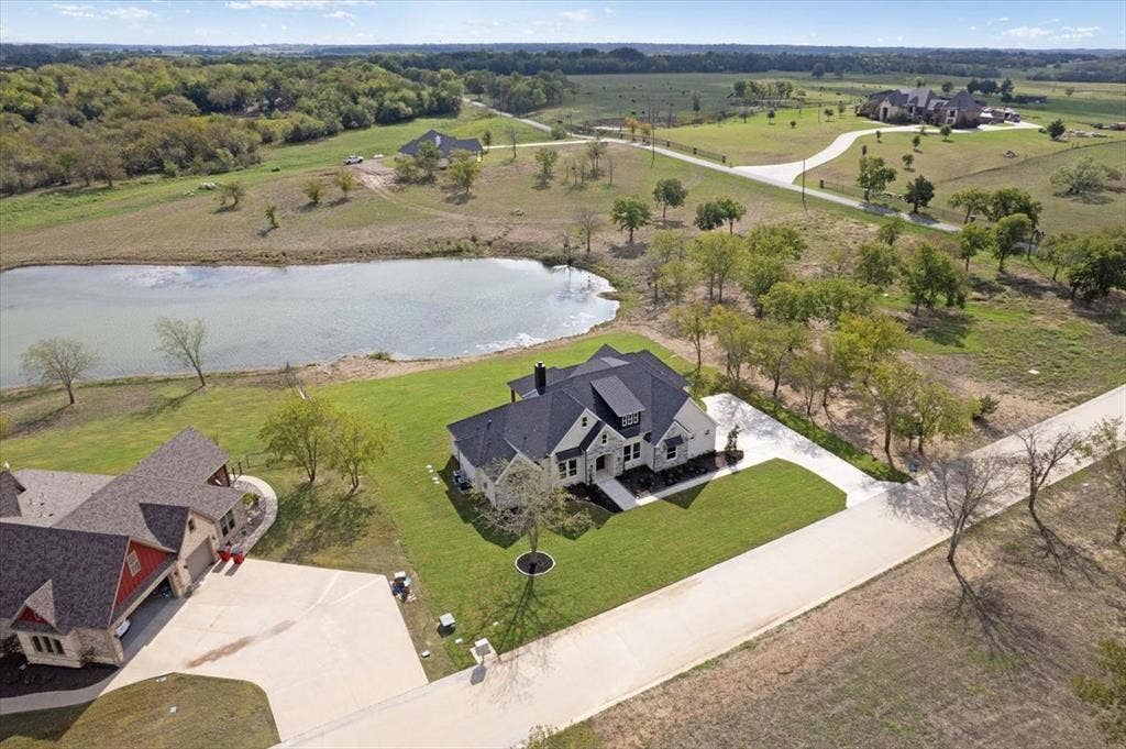 65 Red Bird Lane, Bells, TX 75414