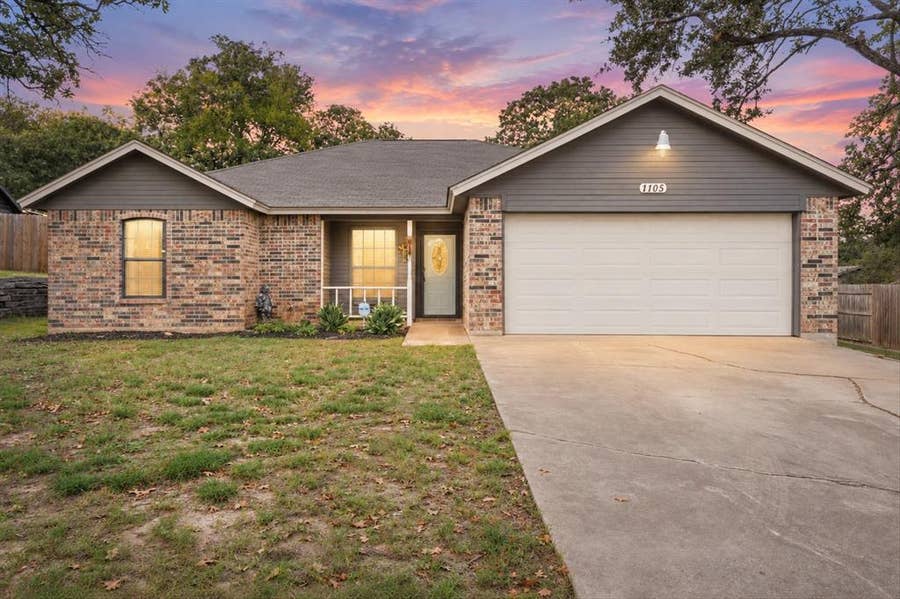 Property photo for 1105 Lakeview Drive, Azle, TX