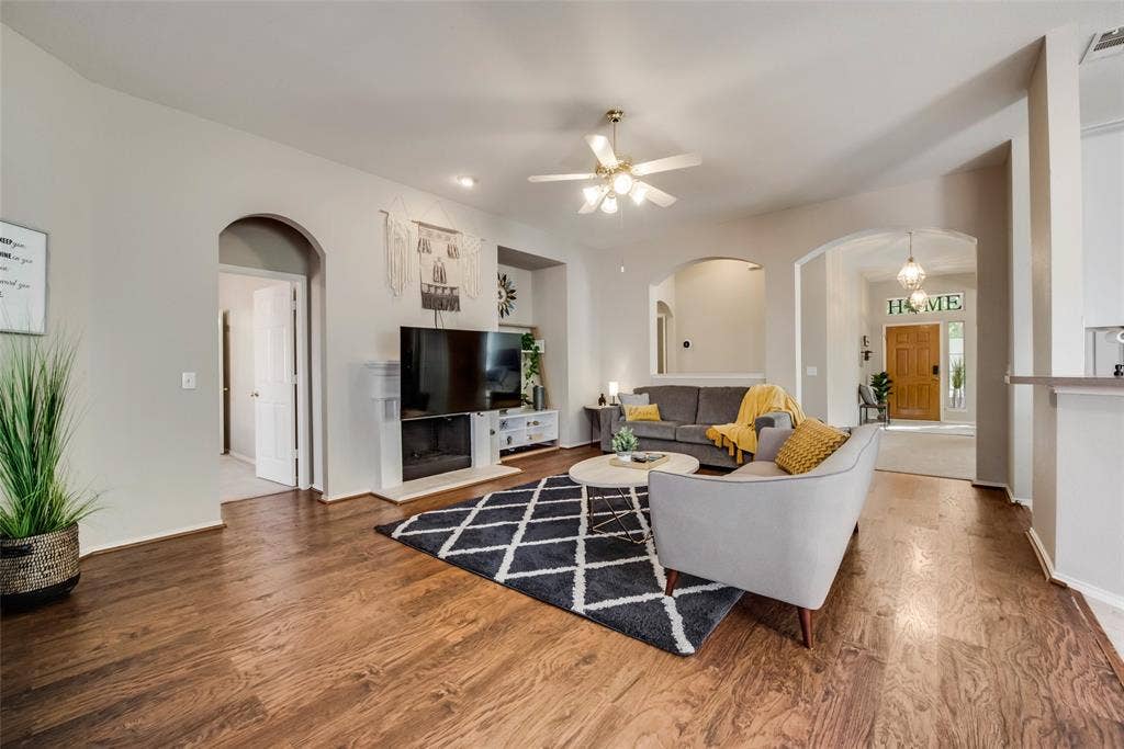 2732 Excalibur Drive, Grand Prairie, TX 75052