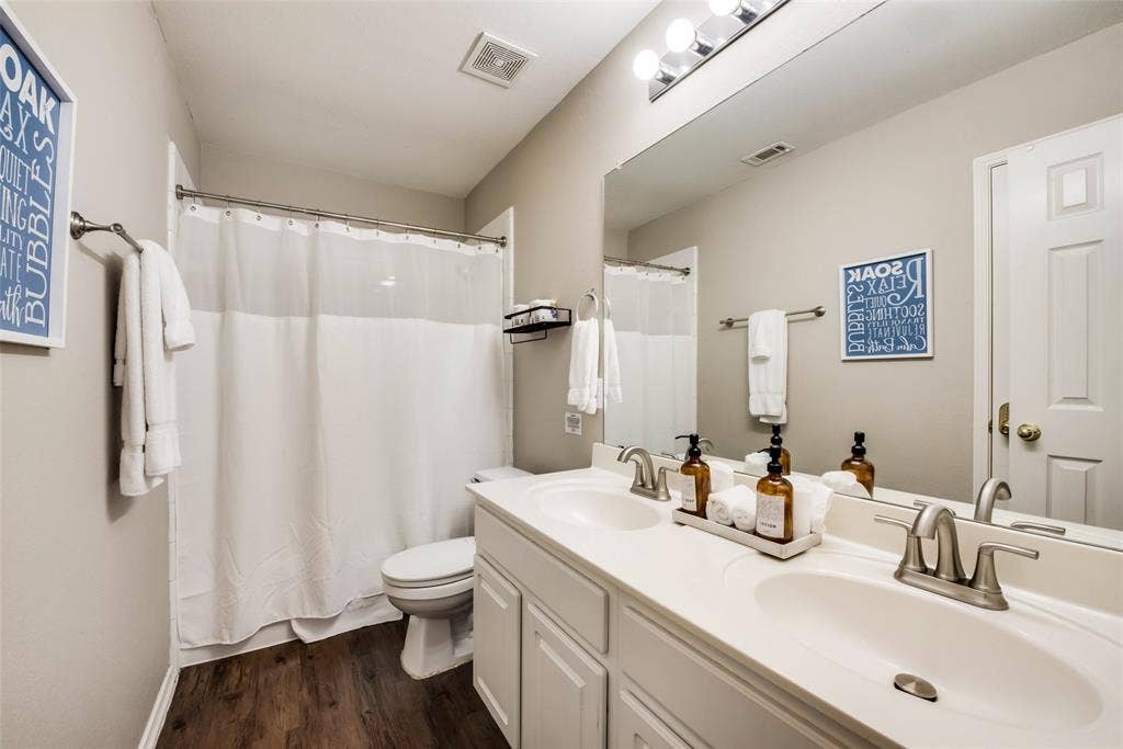 2732 Excalibur Drive, Grand Prairie, TX 75052