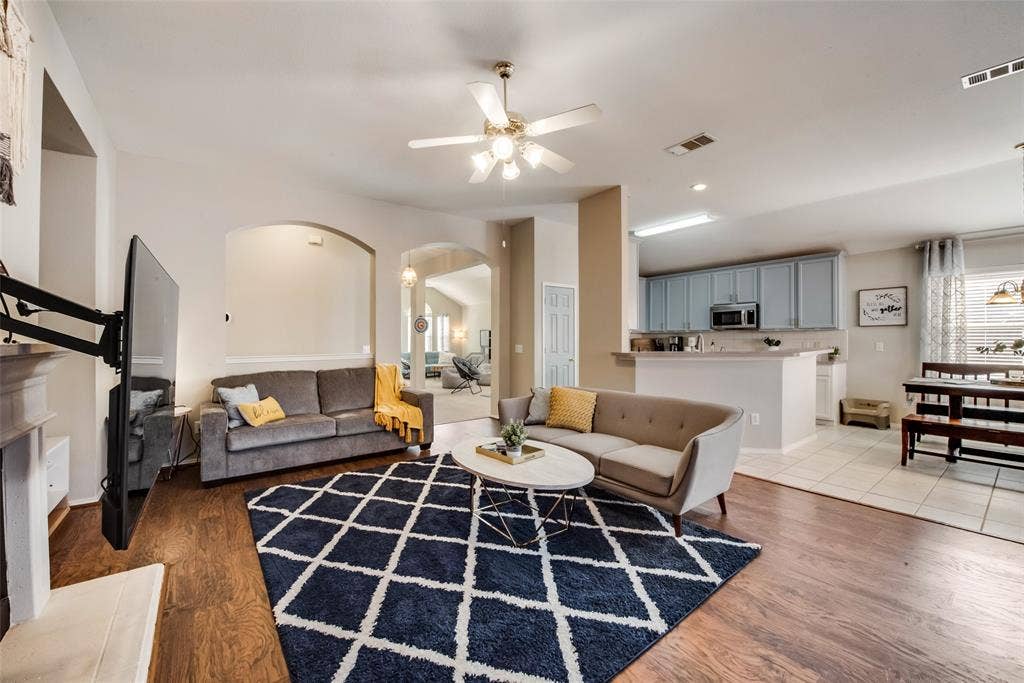2732 Excalibur Drive, Grand Prairie, TX 75052
