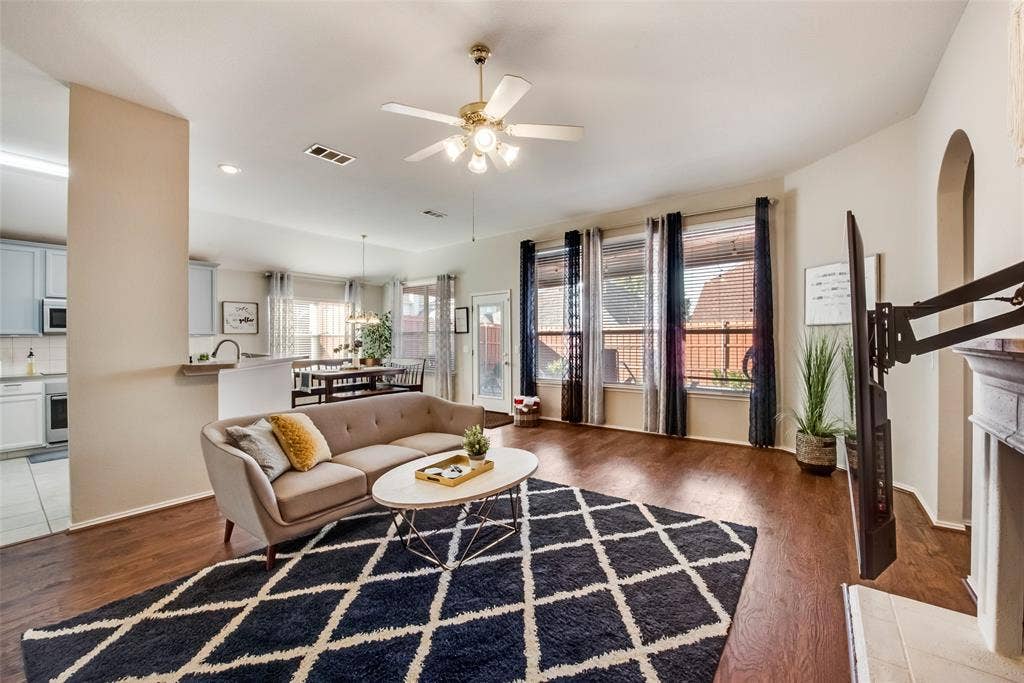 2732 Excalibur Drive, Grand Prairie, TX 75052