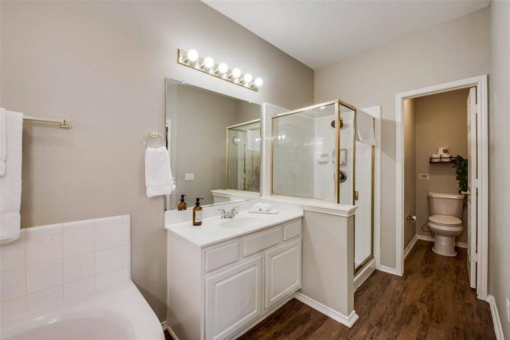 2732 Excalibur Drive, Grand Prairie, TX 75052