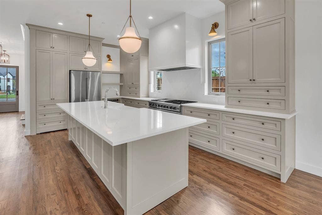 Quartz counters, breakfast bar, professional series gas range