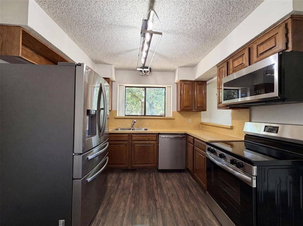 3805 Brookfield Drive, Arlington, TX 76001